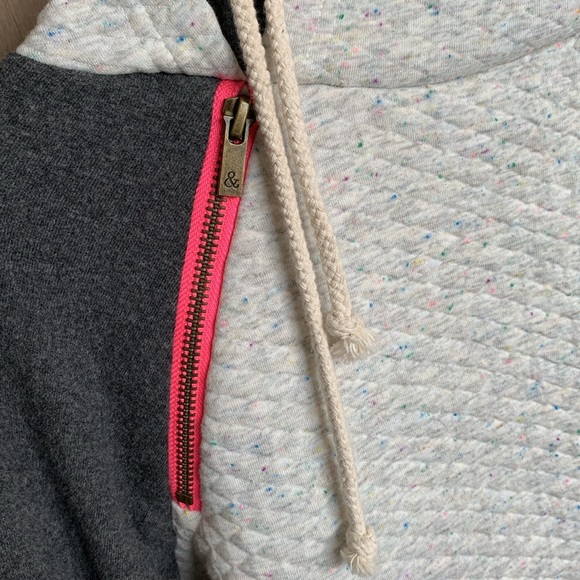 Quilted Ampersand Avenue Doublehood - Picture 2 of 7